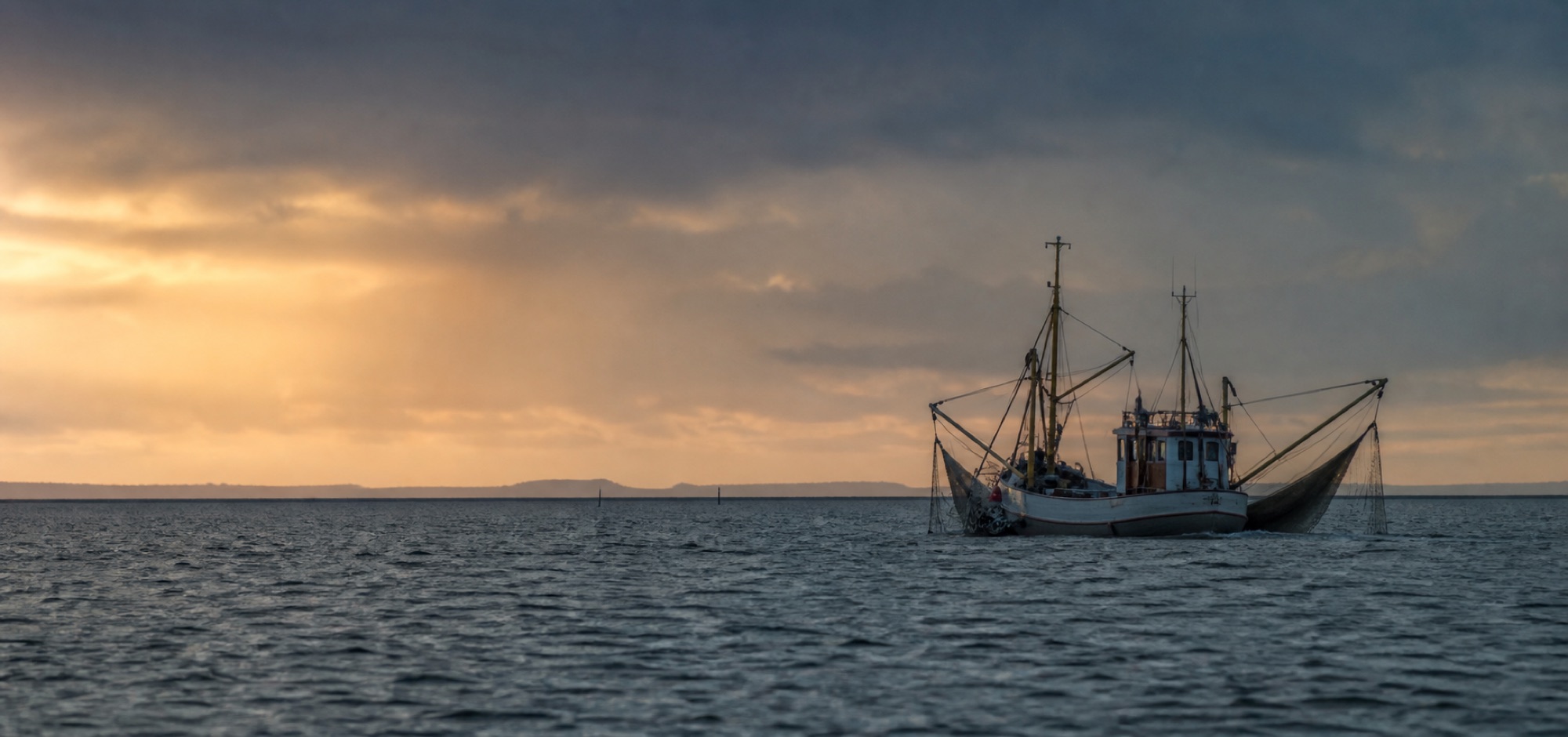 Rejefartøj på havet i aftensol